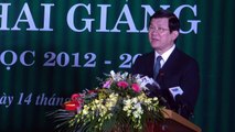 Chủ tịch nước Trương Tấn Sang phát biểu và đánh trống chào mừng khai giảng