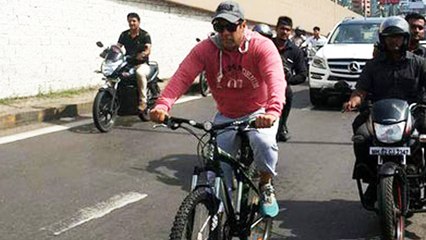 Salman Khan Creates TRAFFIC JAM By Riding Bicycle On Mumbai Streets