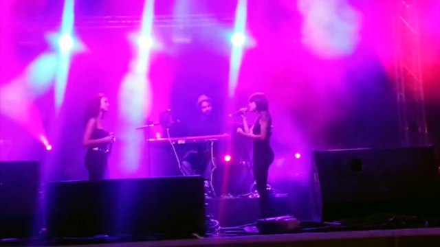 Angy cantando Mujer contra Mujer concierto Alcorcón