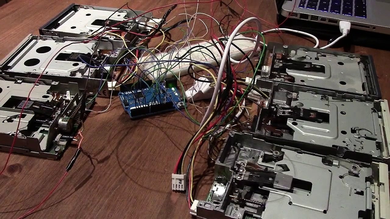 Star Wars grane ze stacji dyskietek sterowane Arduino