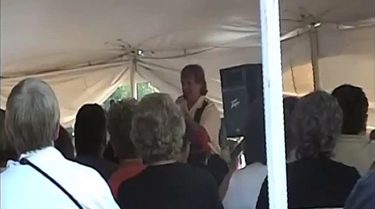 Gene Hodge sings 'Medley' at Elvis Week 2004 (video)