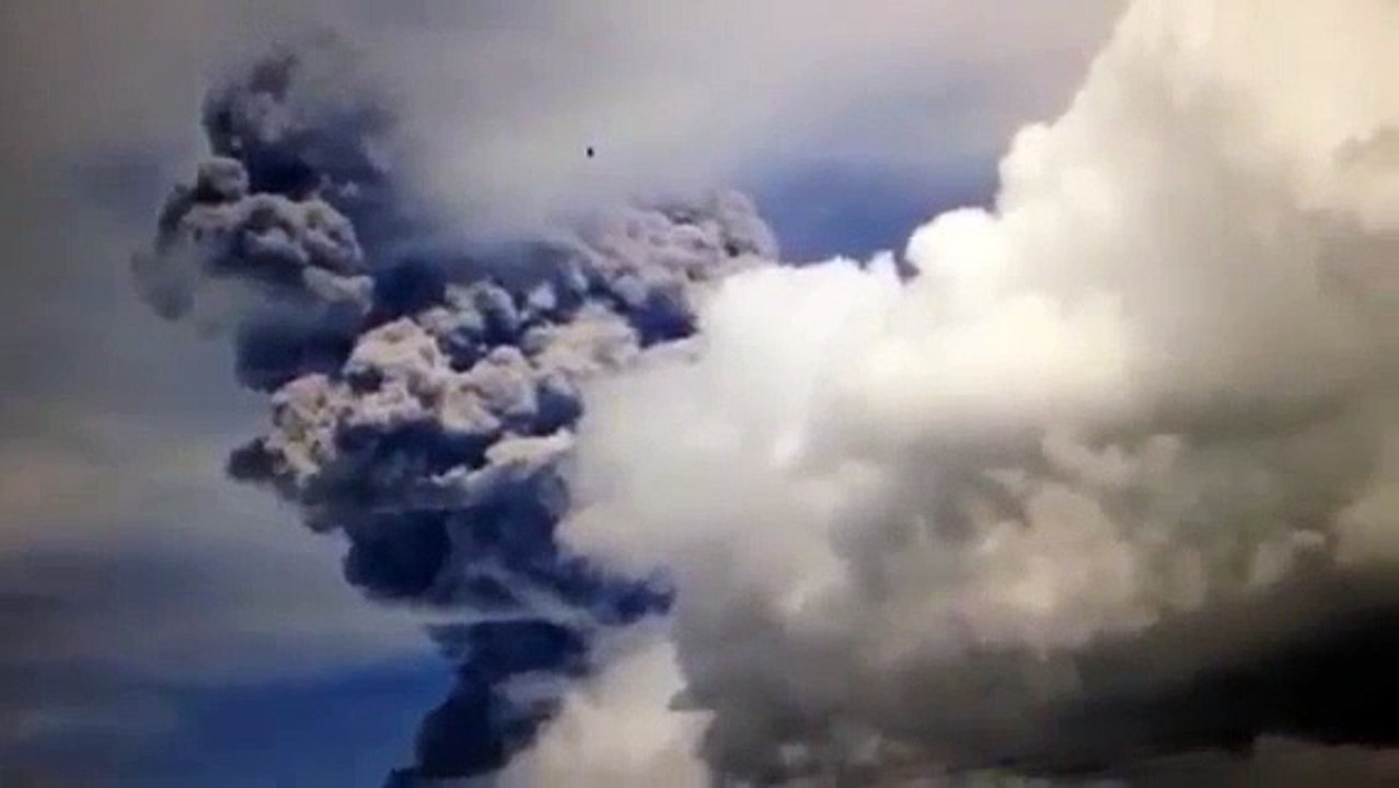 ERUPTION VOLCANO COTOPAXI ECUADOR