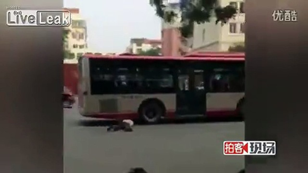 Man throws his head under bus wheel to scam driver