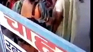 Video - Two Indian girls fight over boyfriend on street in Meerut -  Madhavpuram - india