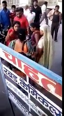 Video - Two Indian girls fight over boyfriend on street in Meerut -  Madhavpuram - india