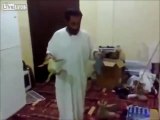 Saudi Man Scares the Shit out of his Friend with Lizards