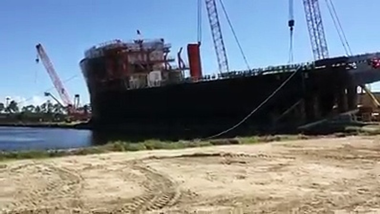 un bateau mise a leau cause un mini tsunami