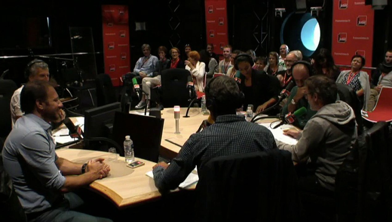 La drôle d'Humeur de Christophe Alévèque : "Les Guignols n'ont toujours pas repris sur Canal Bolloré, les vrais étaient à La Baule"