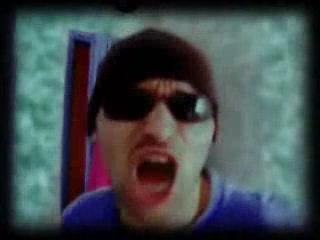 Je mange une Compote a la pêcheuuu