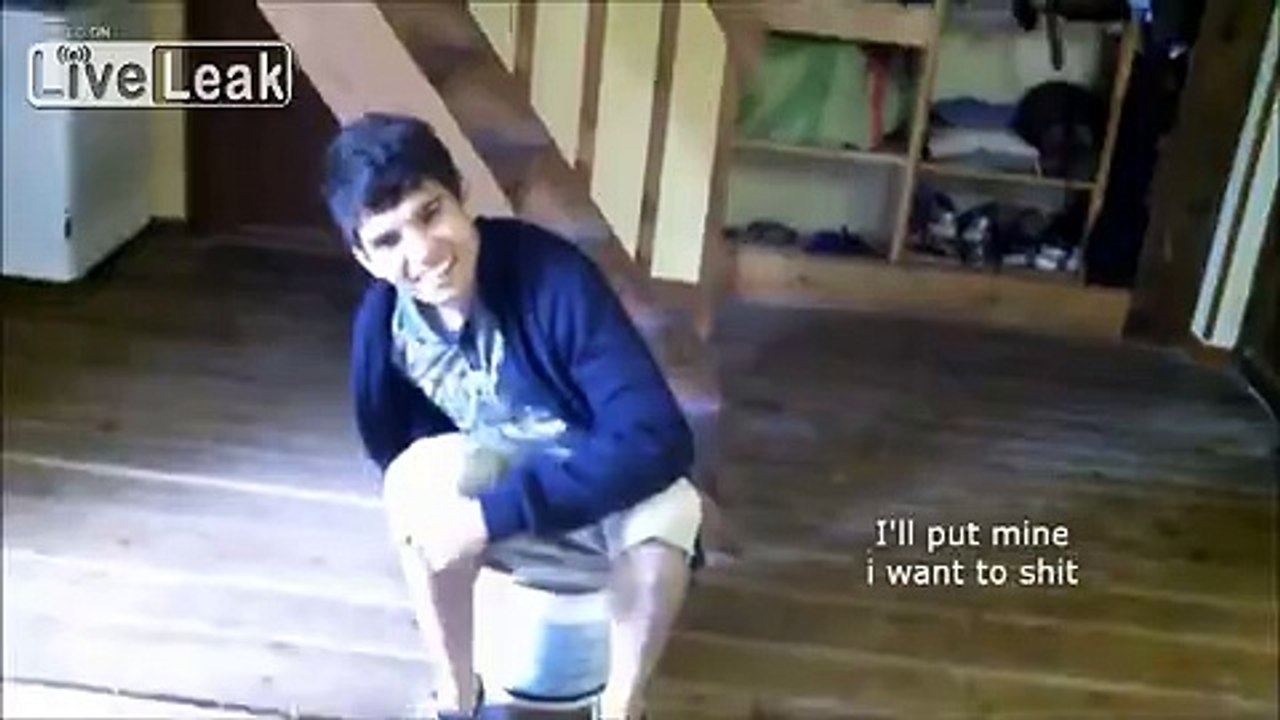 5 French men shit in a bucket and throw their shit in the office of taxes, in Narbonne, France