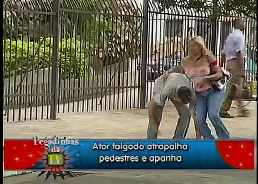 Pegadinha - Ator Derruba Pedestres e Apanha