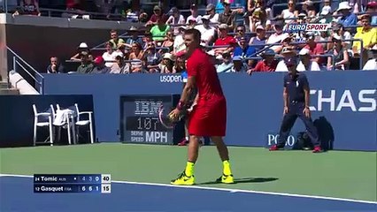 Gasquet contourne le filet et marque un joli point - US Open 2015