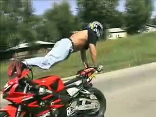 Acrobazie con moto e mini moto