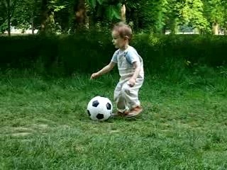 (25 mois) Titouan joue au foot!