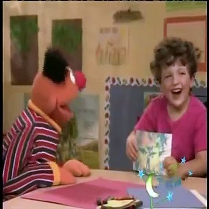 Sesame Street - Ernie's show and tell - Spin art