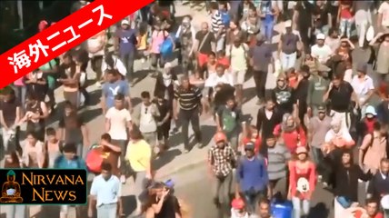 ＜オーストリア＞中東や北アフリカからドイツへ難民/移民の列 「希望」背負い歩く