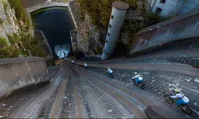 Il descend un barrage à la verticale en VTT