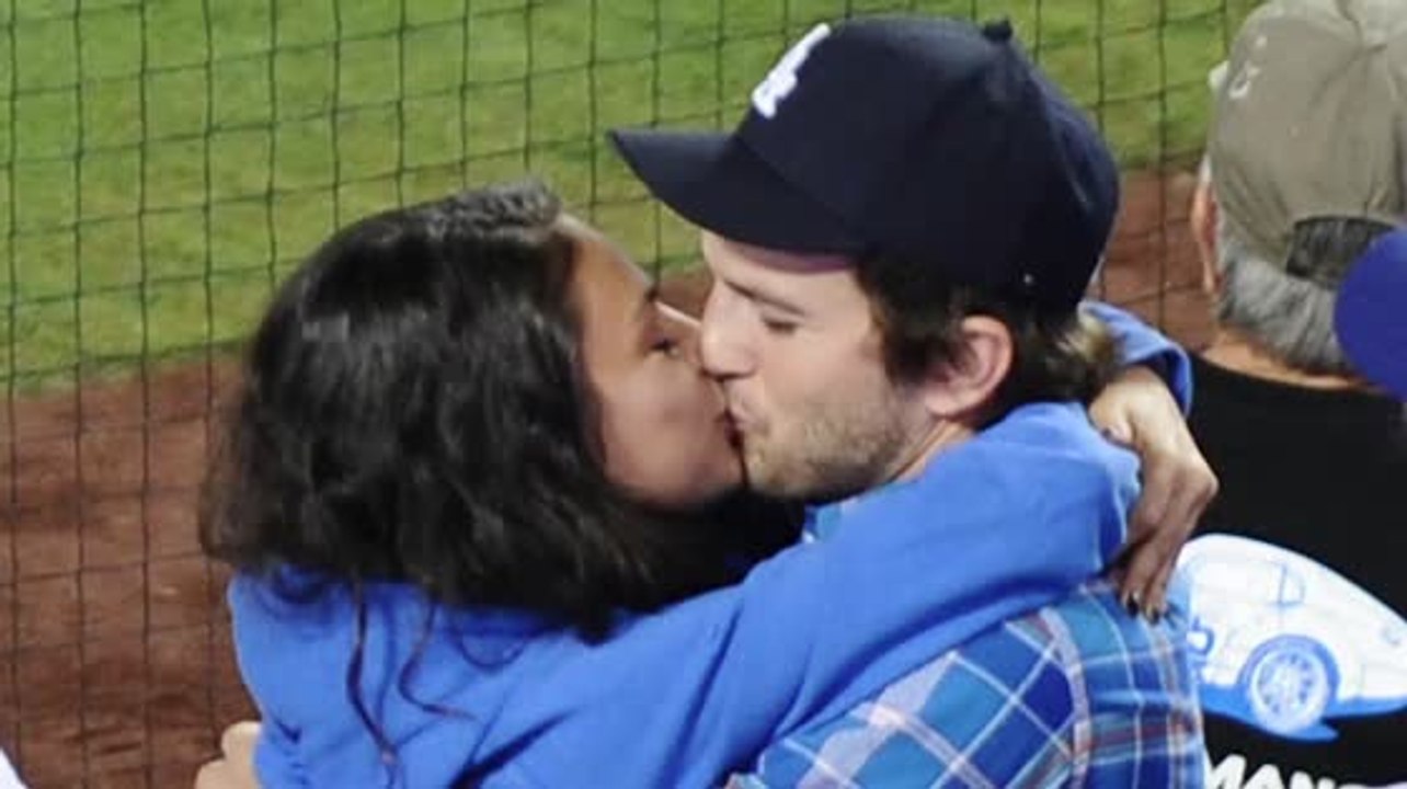 Ashton Kutcher & Mila Kunis knutschen bei einem Dodgers Spiel