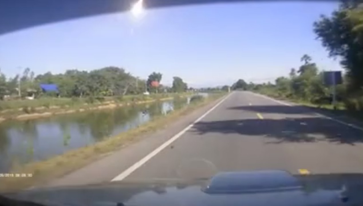 Thaïlande : Une boule de feu traverse le ciel 2