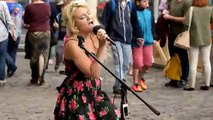 Londra Sokaklarında Şarkı Söyleyen Sarışın Kız