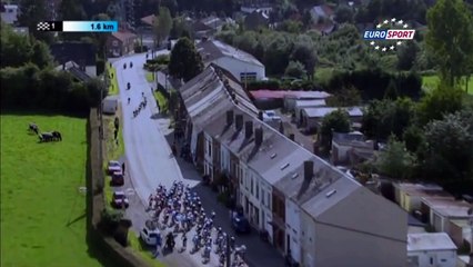 Cyclisme : un spectateur évite une grosse chute dans le peloton