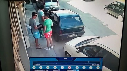 Il porte sa voiture pour la sortir d'une place étroite