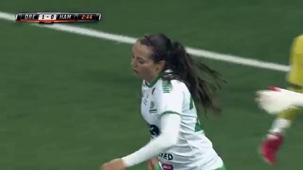 Une joueuse marque un joli but contre son camp