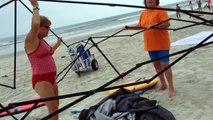 Busted! Two women caught stealing a canopy on the beach, then attack!