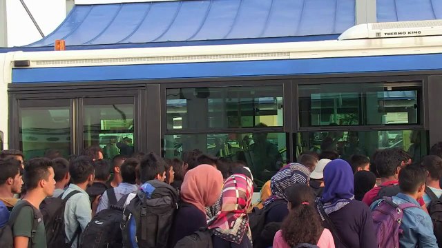 Plus de 2.000 migrants de l'île de Lesbos accostent à Athènes