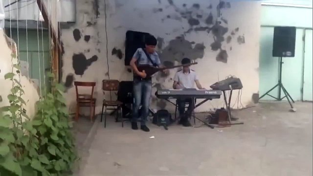 Kurtlar Vadisi Müziğini Bağlama İle Çalan Azerbaycanlı Genç