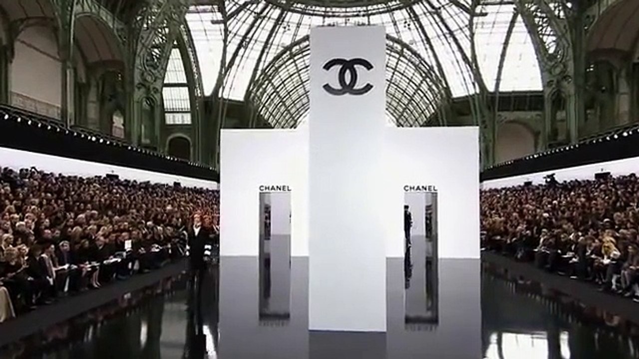 Chanel Fall-Winter 2009-2010 Part 1/2