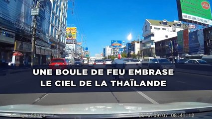 Une boule de feu embrase le ciel de la Thaïlande