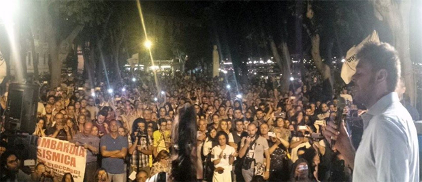 Alessandro Di Battista e Vito Crimi per "Giù le mani dal nostro mare" a Bari