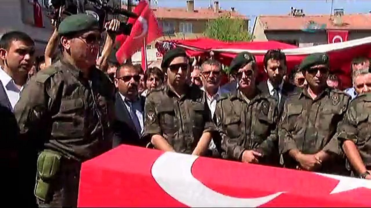 Şehidi binlerce kişi uğurladı