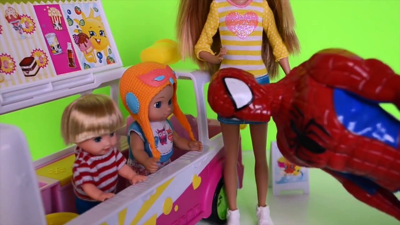 Gabriel e Tommy Filho da Elsa Do Frozen no Carrinho de Sorvete!!! Em Portugues