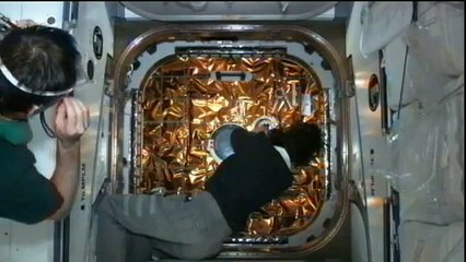 Station Crew Opens Dragon Hatch