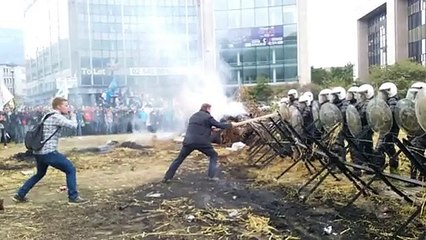 Face à face tendu entre policiers et agriculteurs