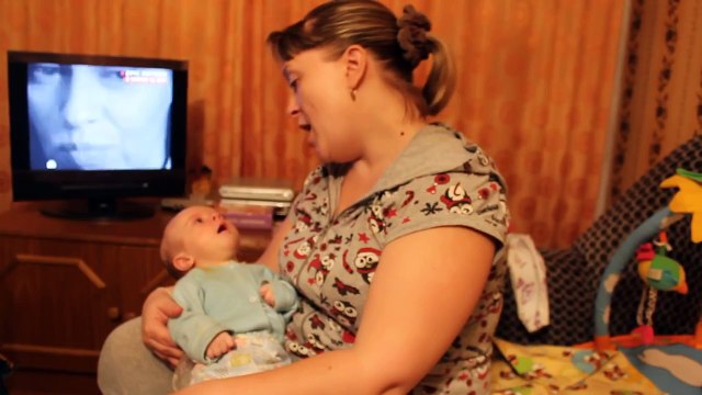 Трёхмесячный малыш поёт Жили у бабуси!!!!