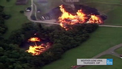 Une tornade de wisky en feu à la surface d'un lac
