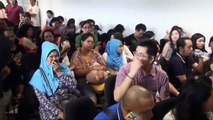 Los familiares de los pasajeros del avión de AirAsia, desesperados
