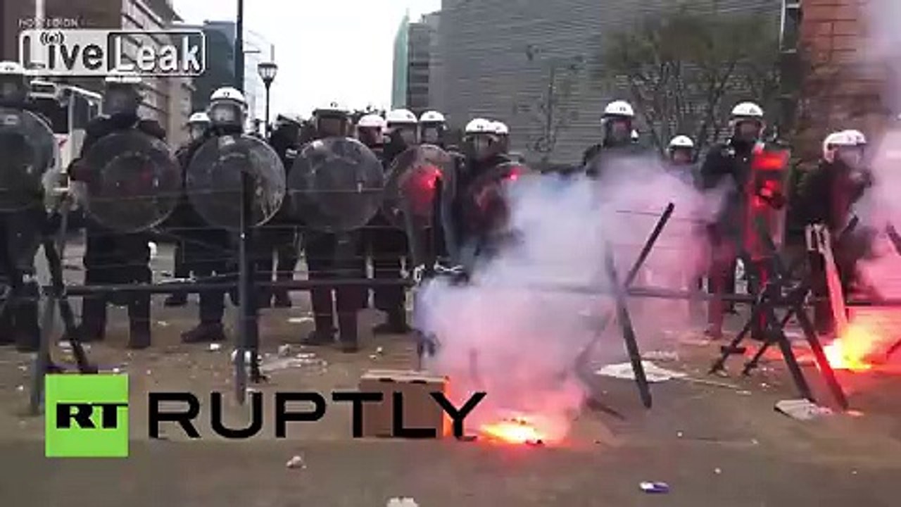 Belgium: Farmers cover police in burning hay at Brussels protest