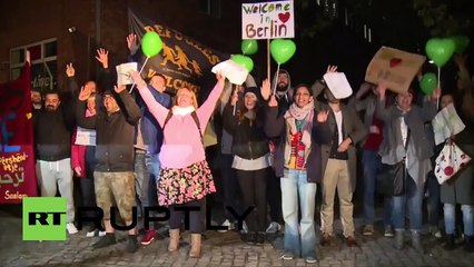 Berliners warmly welcome arrival of busloads of refugees