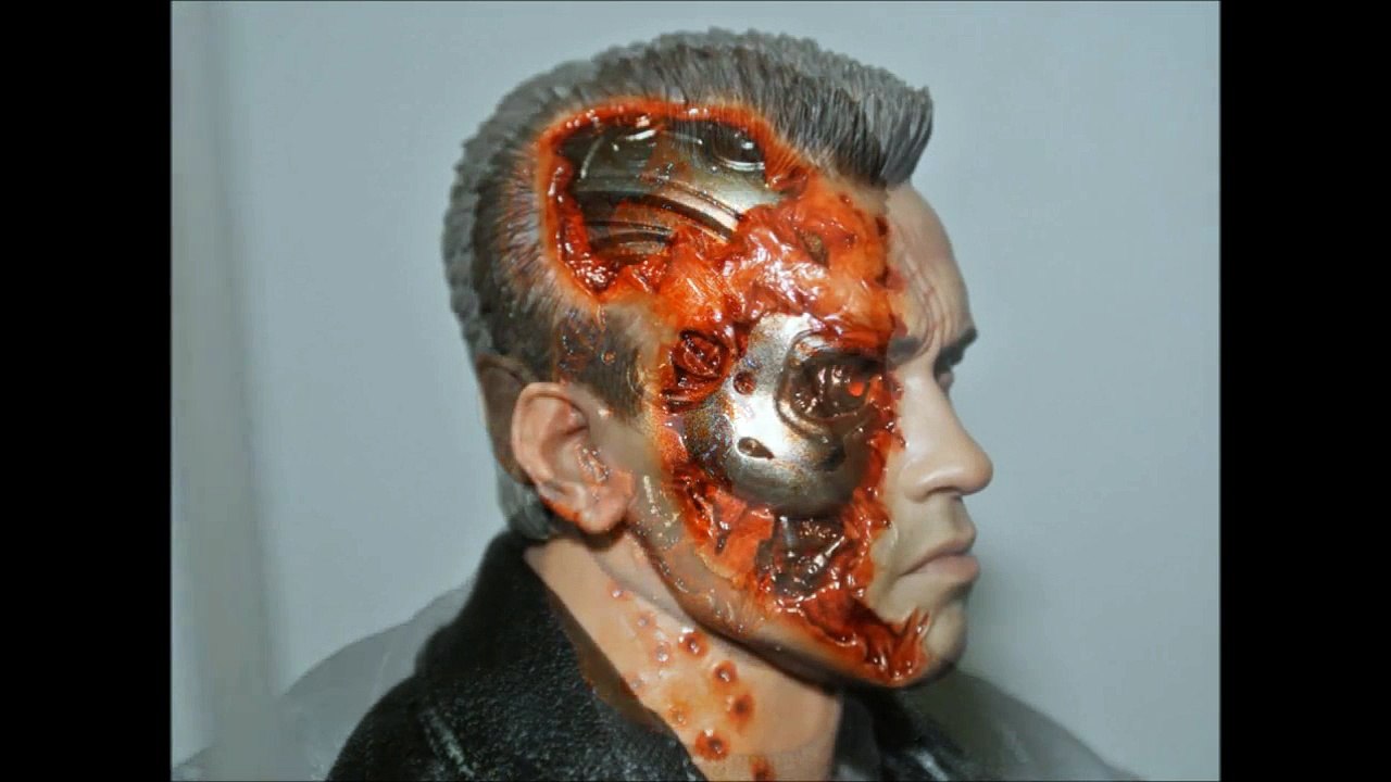 TERMINATOR 2-JUDGMENT DAY-Action Figure 1/6 th T-800 Battle Damaged-Hot Toys+Rapid-Fire Machine Gun