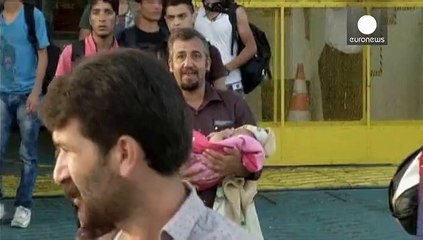 Download Video: Rund 12.000 Migranten werden von Lesbos nach Athen gebracht