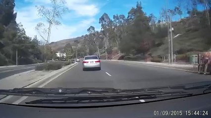 Motorista sai de carro em movimento e causa acidente bizarro