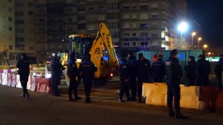 Intervención de la policía local en Vigo: unos 40 efectivos para una pala.