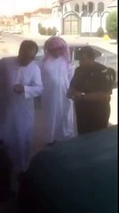 مواطنين ماسكين افريقي متسول متنكر بزي نساء