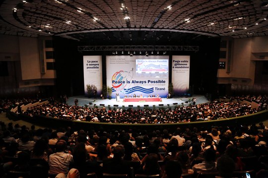 Çelet dita e parë e Takimit të Paqes Papa:S'duhet t’i dorëzohemi luftës