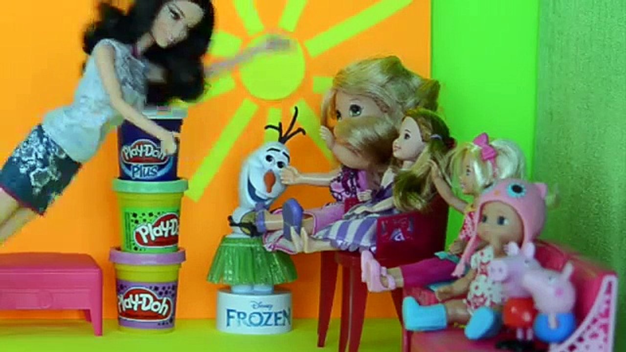 Barbie Professora Novelinha com Homem Aranha Anna Frozen levando criancas para estudar Portugues