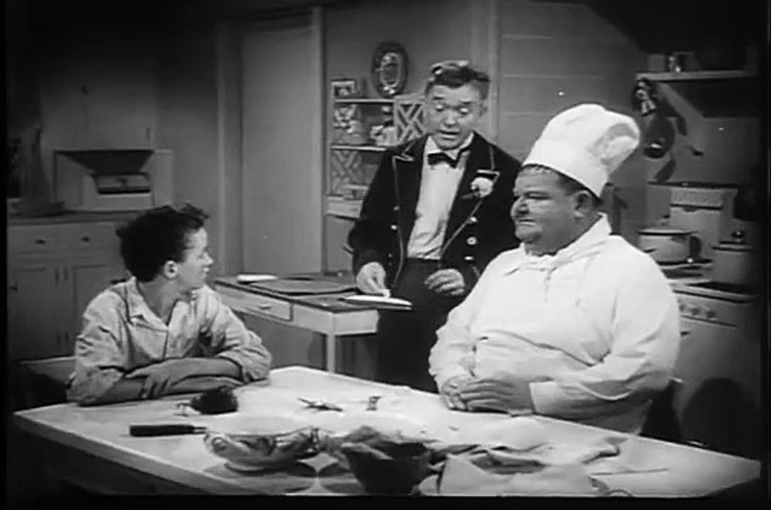 Laurel and Hardy - Nothing But Trouble Theatrical Trailer - 1945